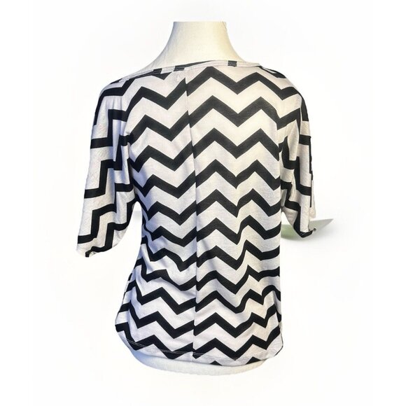 ALLOY Women’s Shirt White & Black Chevron Asymmetrical YK2 Blouse Sz XS - Picture 3 of 10